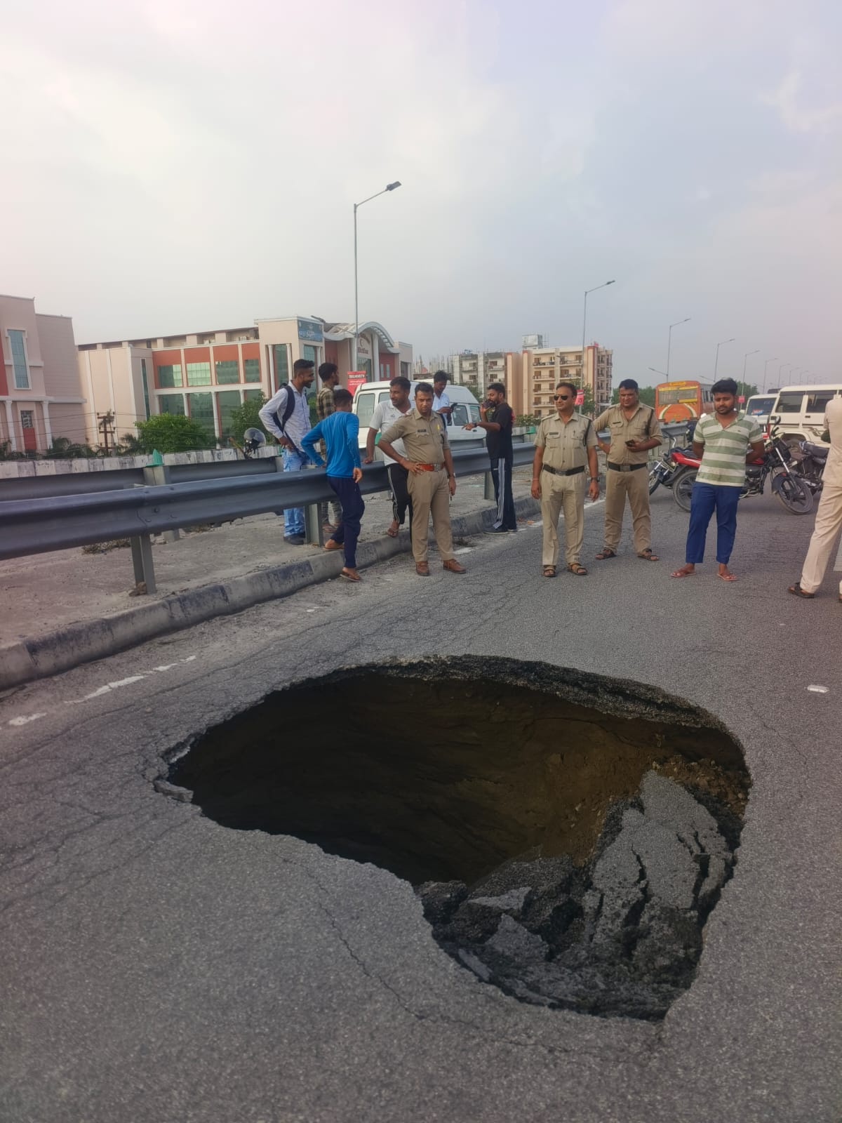 पतंजलि के सामने मार्ग पर बना गड्ढा
