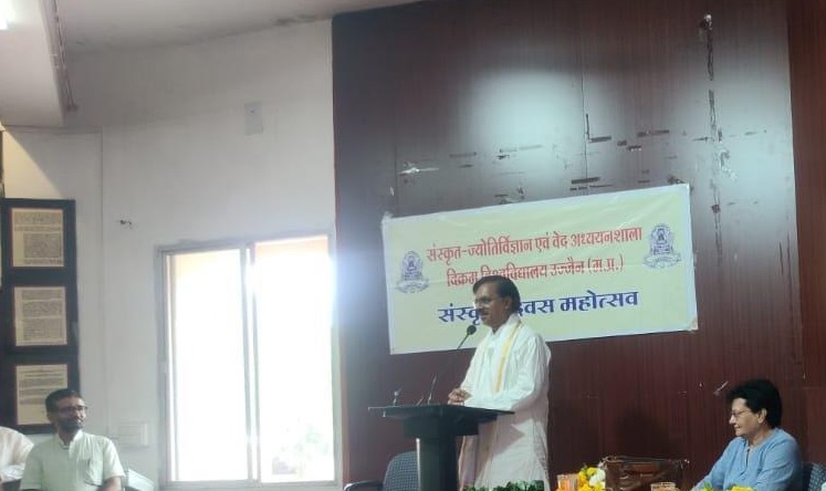 संस्कृत दिवस के कार्यक्रम को संबोधित करते हुए कुलगुरू प्रो. अर्पण भारद्वाज