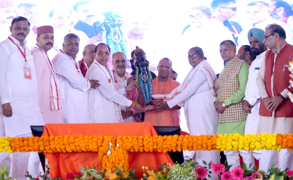 संभल में मुख्यमंत्री योगी आदित्यनाथ को भगवान की प्रतिमा देतीं माध्यमिक शिक्षा मंत्री गुलाबो देवी व क्षेत्रीय अध्यक्ष सत्येंद्र सिसोदिया।