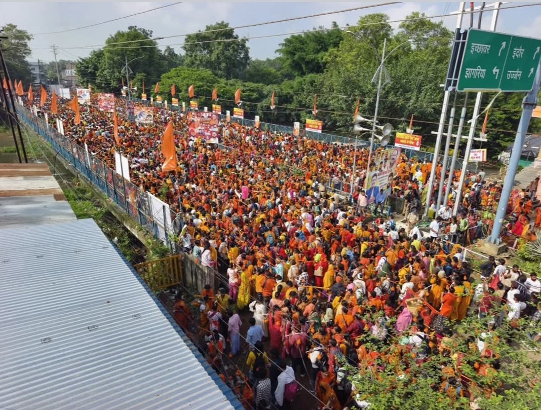 कुबरेश्वरधाम में निकली गई भव्य कावड़ यात्रा कुबरेश्वरधाम में निकली गई भव्य कावड़ यात्रा