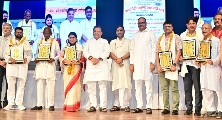 क्रान्तिकारियों के परिजनों के साथ उप मुख्यमंत्री ब्रजेश पाठक