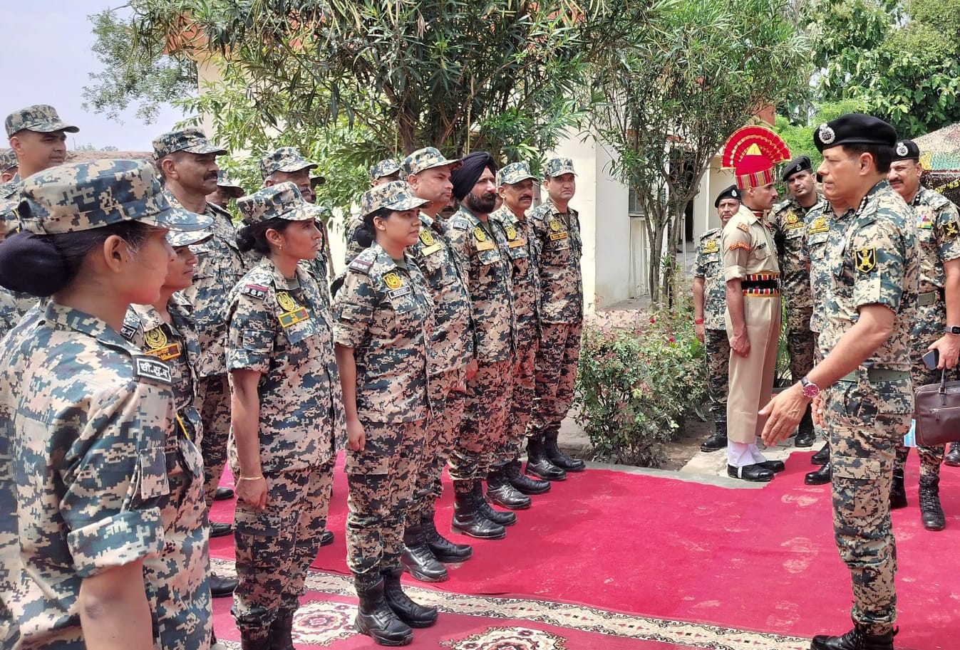 सीमा सुरक्षा बल के महानिदेशक दलजीत सिंह चौधरी जवानाें के साथ बातचीत करते हुए