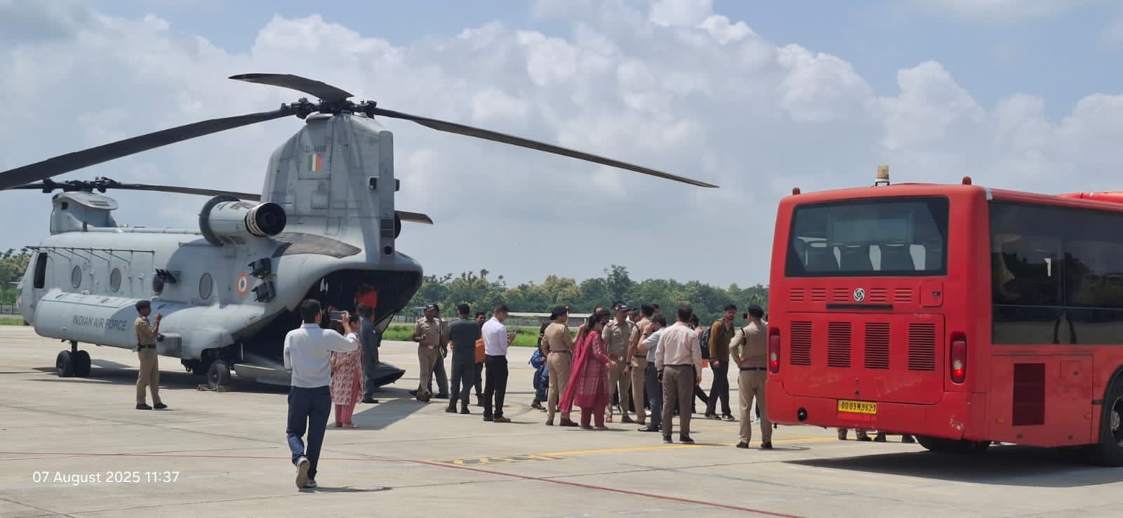 चिनूक हेलीकॉप्टर। चिनूक हेलीकॉप्टर।