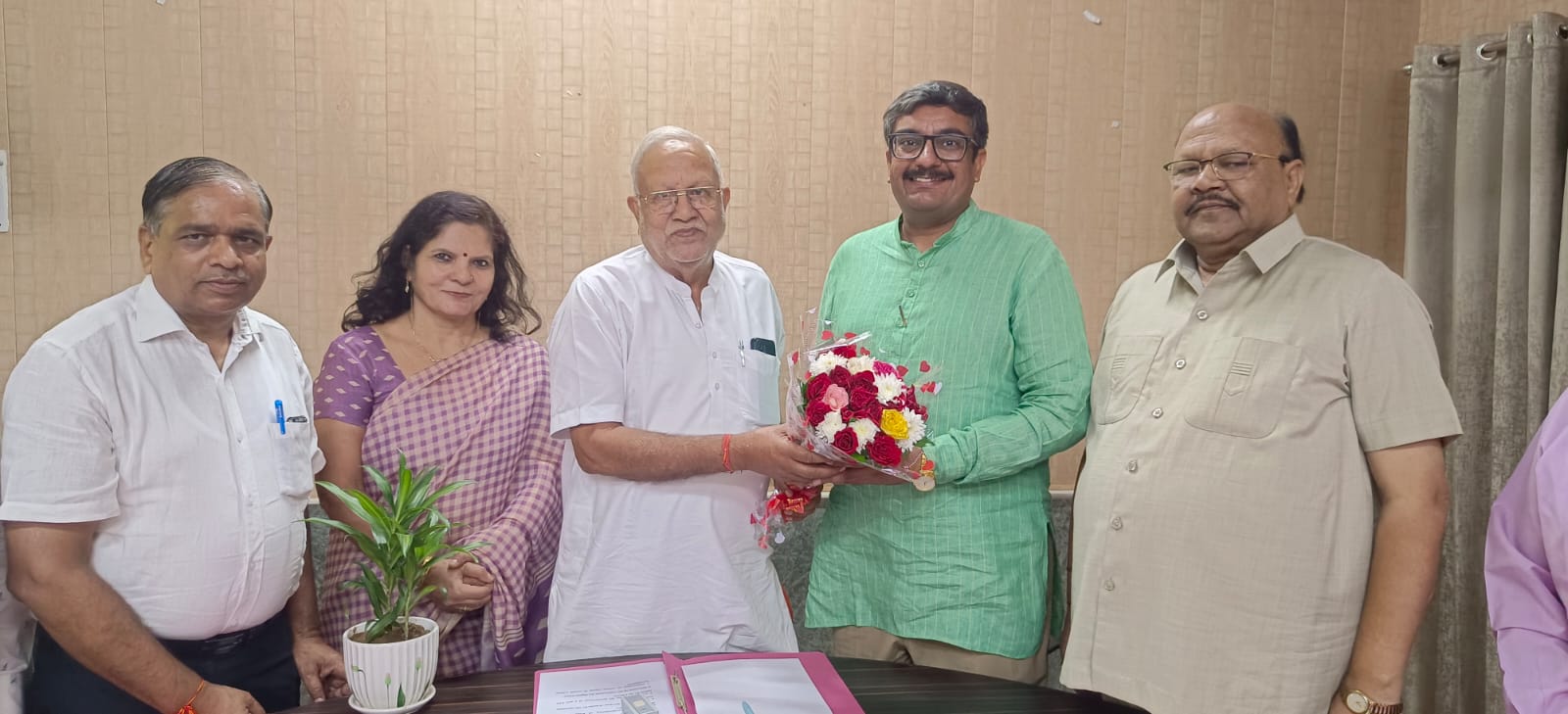 प्रोफेसर आशीष दहिया का अभिनंदन करते कॉलेज प्रबंध समिति के प्रधान अग्रवाल और प्राचार्य डॉक्टर आशा शर्मा।