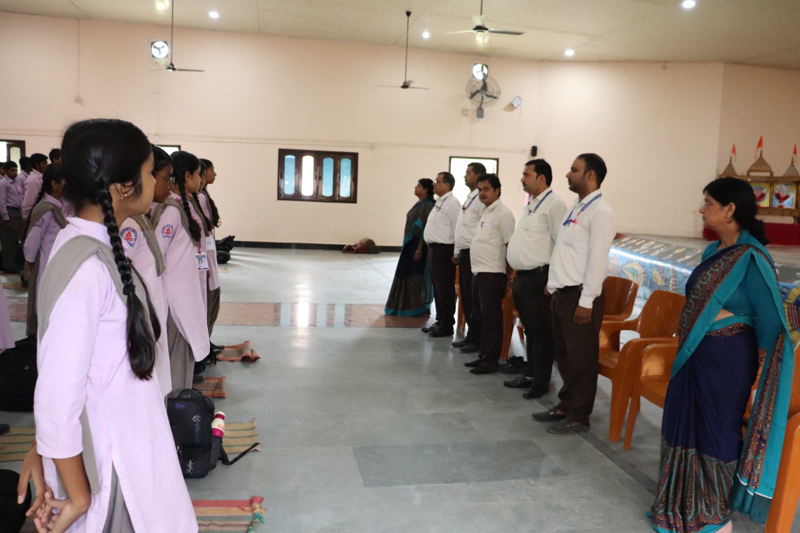 श्रद्धांजलि देते छात्र और शिक्षकगण