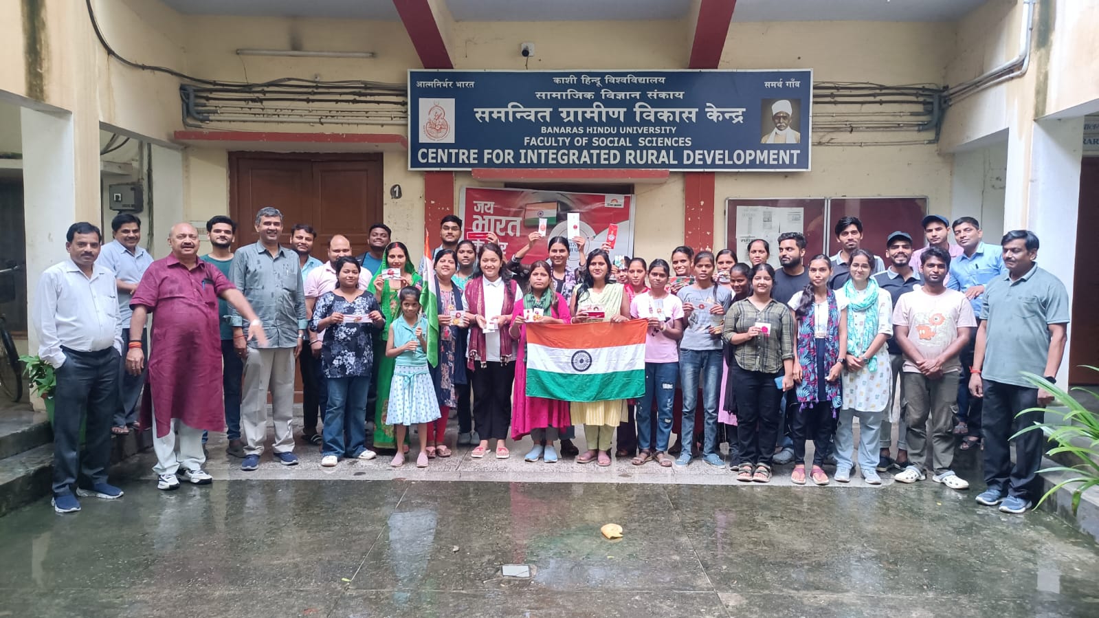 वीर सैनिकों के लिए राखी तैयार करने वाली महिलाए