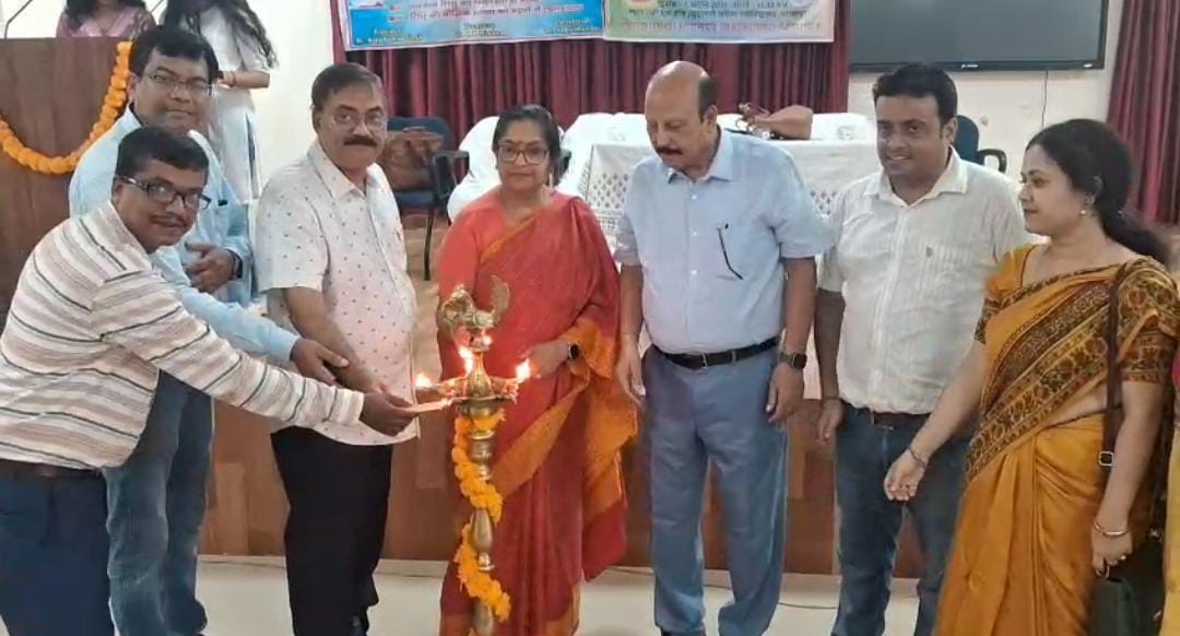 उद्घाटन करते अतिथि उद्घाटन करते अतिथि