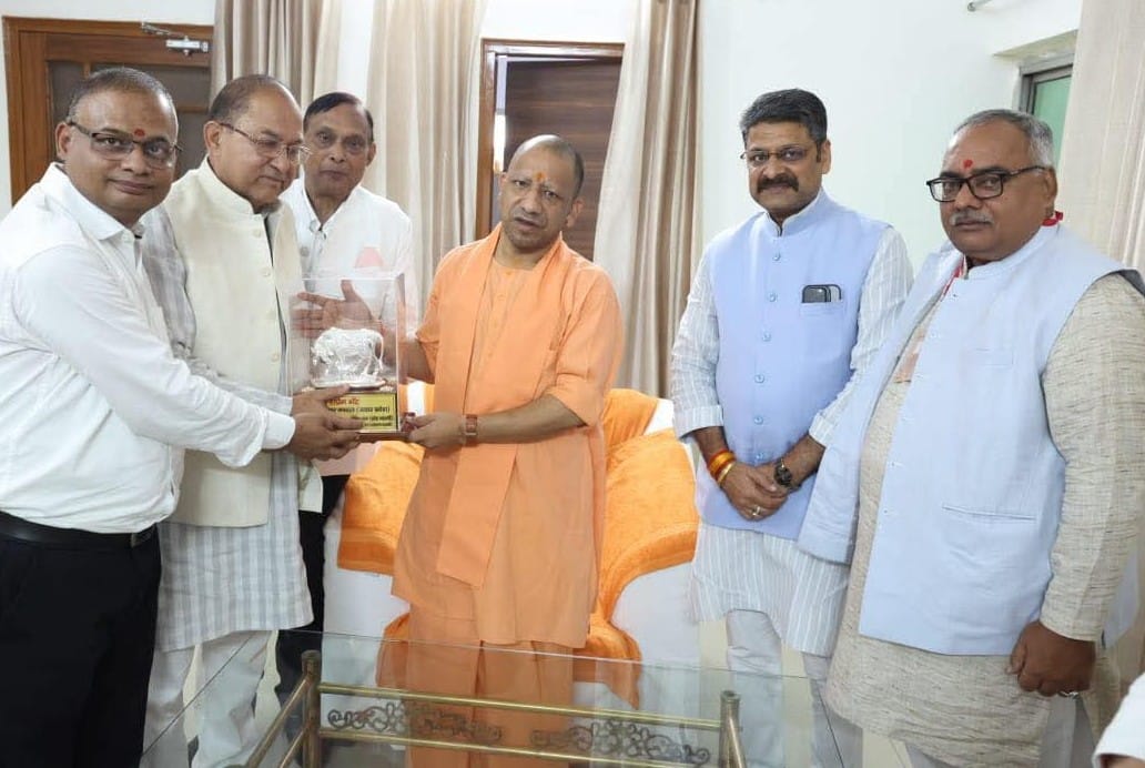 मुरादाबाद में मुख्यमंत्री योगी आदित्यनाथ को गाय की प्रतिमा भेंट करते संयुक्त उद्योग व्यापार मंडल उप्र के पदाधिकारी। मुरादाबाद में मुख्यमंत्री योगी आदित्यनाथ को गाय की प्रतिमा भेंट करते संयुक्त उद्योग व्यापार मंडल उप्र के पदाधिकारी।