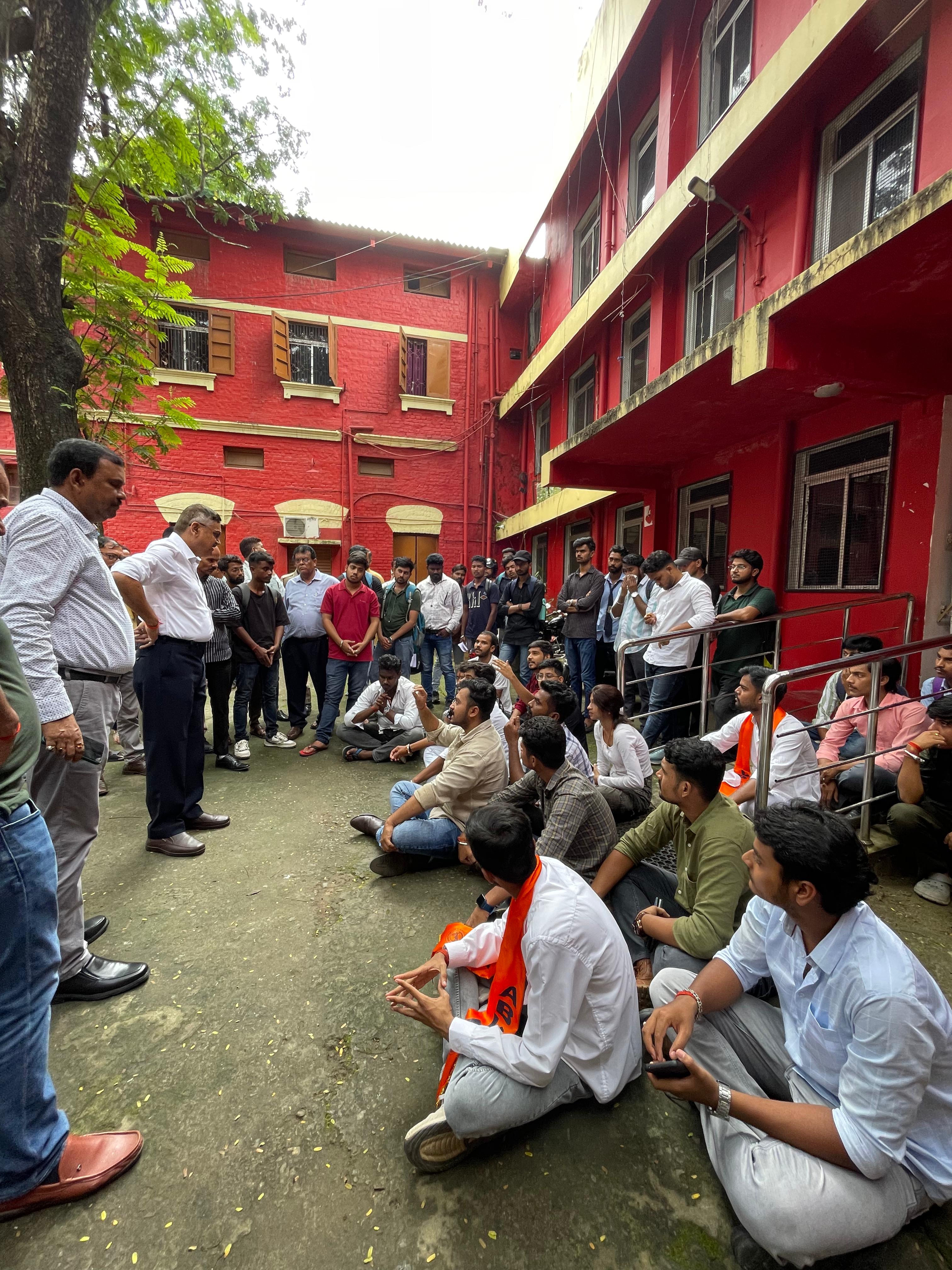 यूनिवर्सिटी परिसर में आंदोलनरत छात्रगण