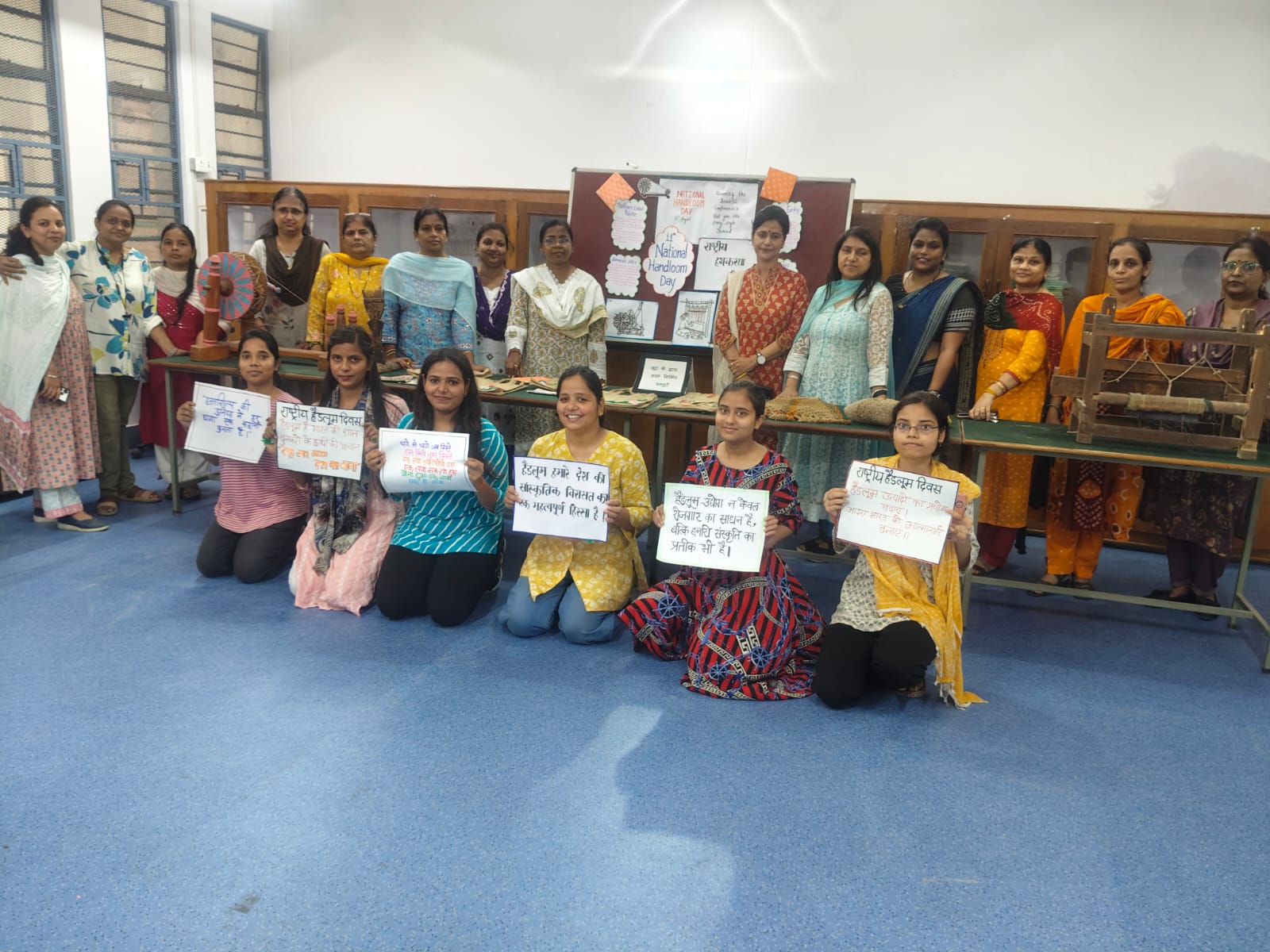 भारत की समृद्ध हस्तकरघा परंपरा का स्लोगन प्रदर्शित करती छात्राएं भारत की समृद्ध हस्तकरघा परंपरा का स्लोगन प्रदर्शित करती छात्राएं