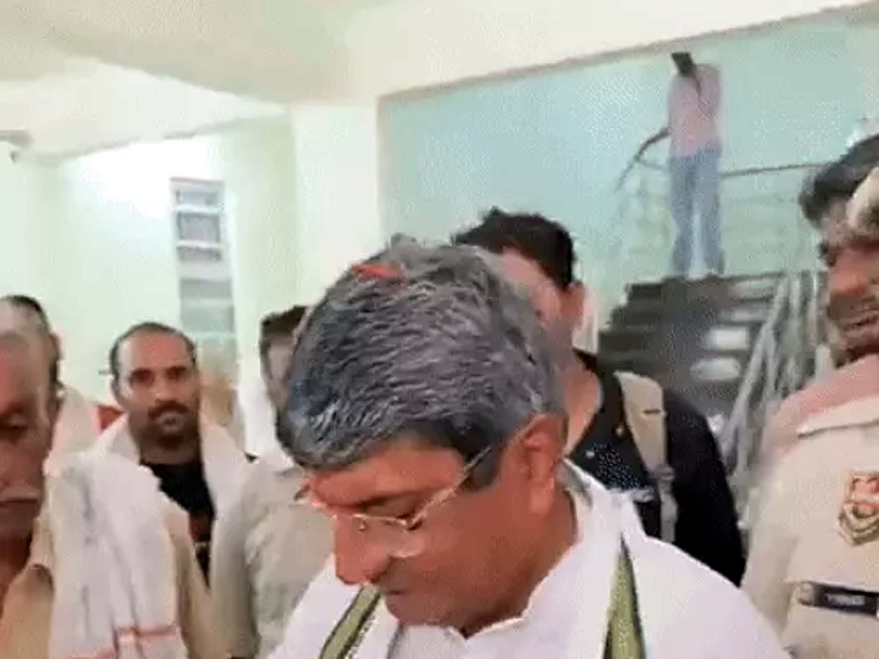 नगर निगम में मेयर काे घेरे खड़े संस्था के पदाधिकारी व अन्य। नगर निगम में मेयर काे घेरे खड़े संस्था के पदाधिकारी व अन्य।
