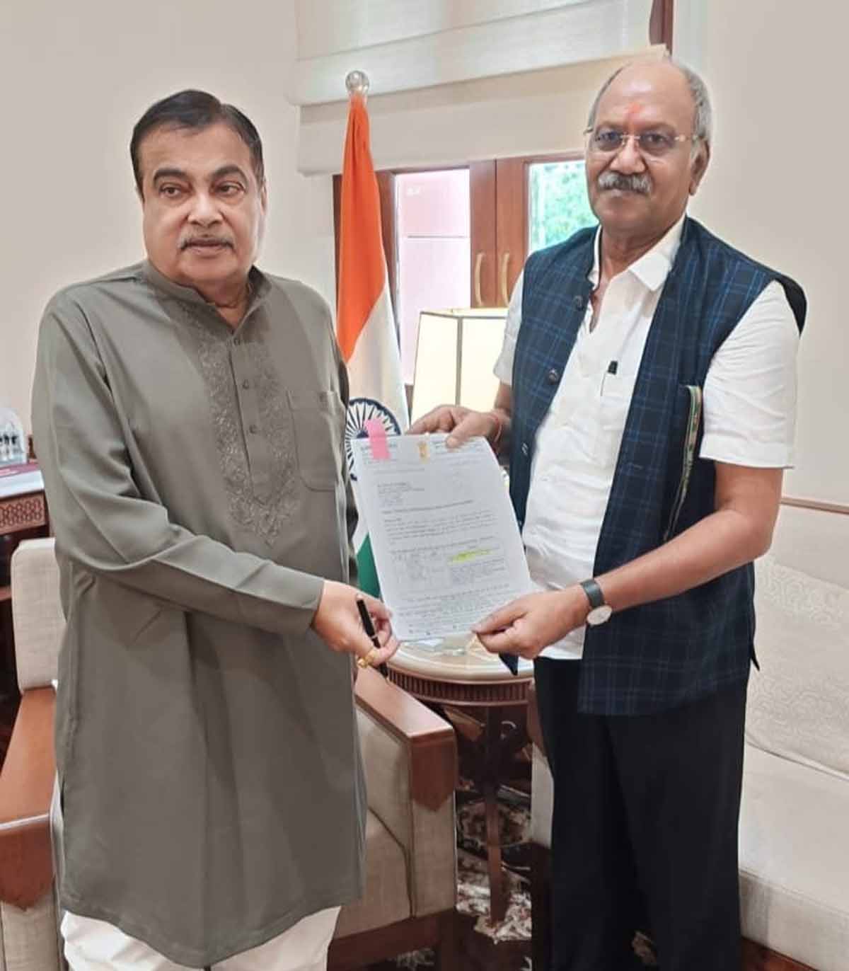 केंद्रीय मंत्री नितिन गडकरी स्वीकृति पत्र सांसद बृजमाेहन काे साैंपते केंद्रीय मंत्री नितिन गडकरी स्वीकृति पत्र सांसद बृजमाेहन काे साैंपते