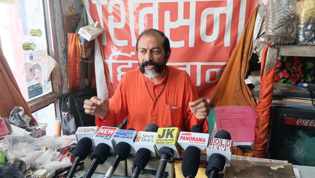 जनमाष्टमी और राखी से पहले जम्मू में स्ट्रीट लाइट्स की खराबी पर जताया विरोध जनमाष्टमी और राखी से पहले जम्मू में स्ट्रीट लाइट्स की खराबी पर जताया विरोध