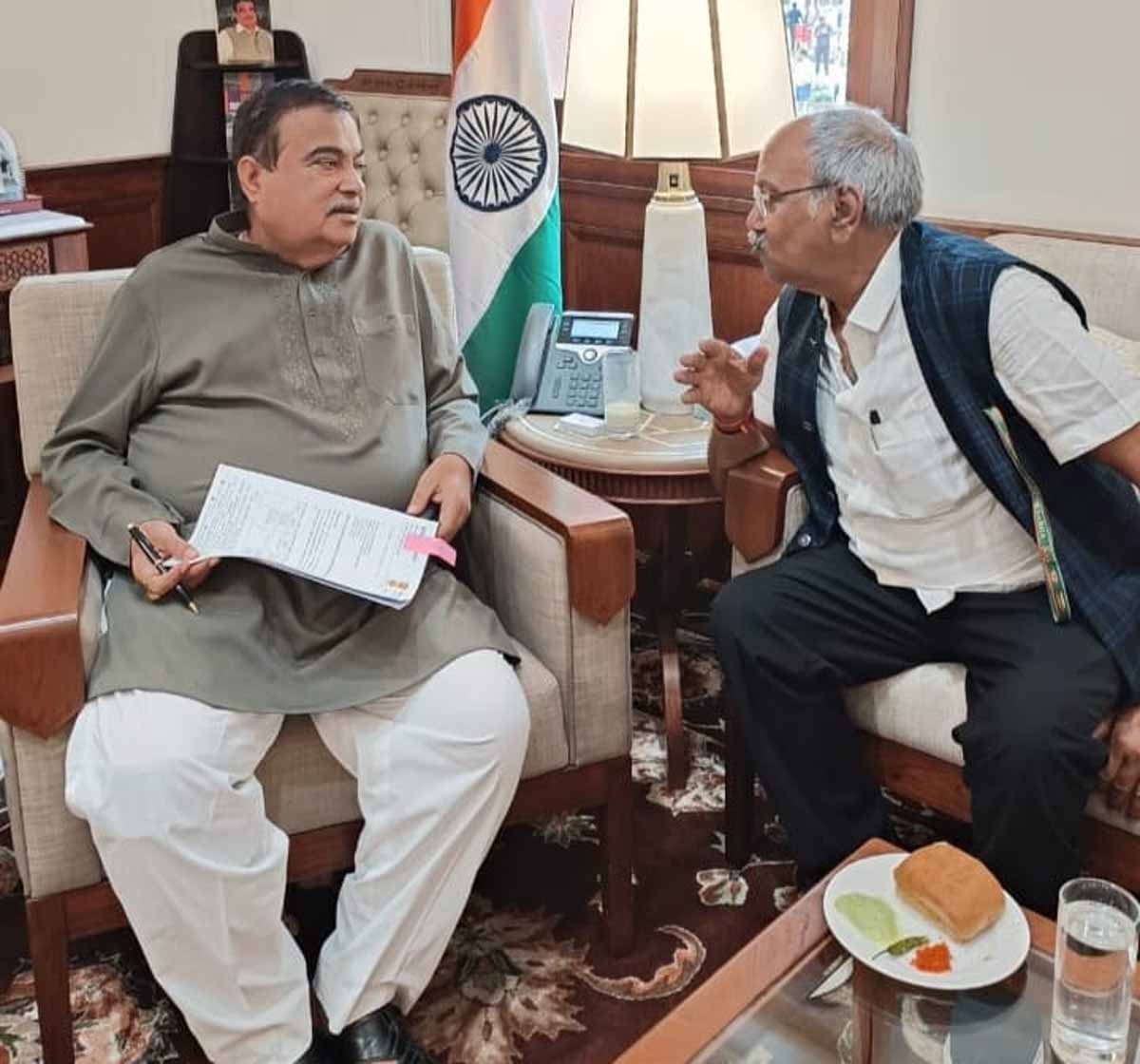 सांसद बृजमाेहन अग्रवाल केंद्रीय मंत्री नितिन गडकरी से चर्चा करते सांसद बृजमाेहन अग्रवाल केंद्रीय मंत्री नितिन गडकरी से चर्चा करते