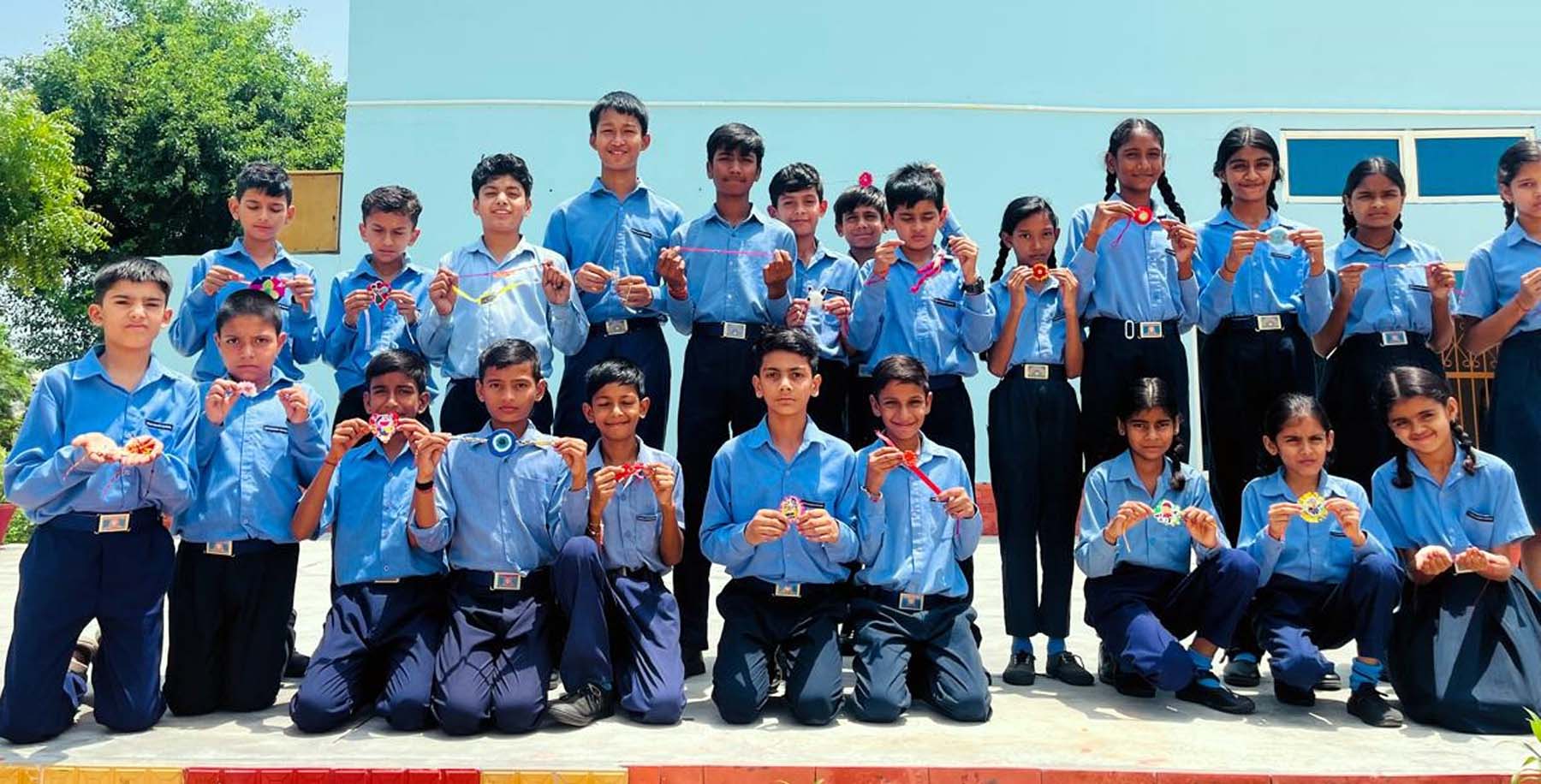 गुरुग्राम के गांव गढ़ी-हरसरू स्थित विवेकानंद पब्लिक स्कूल गढ़ी-हरसरू में राखियां बनाकर दिखाते विद्यार्थी। गुरुग्राम के गांव गढ़ी-हरसरू स्थित विवेकानंद पब्लिक स्कूल गढ़ी-हरसरू में राखियां बनाकर दिखाते विद्यार्थी।