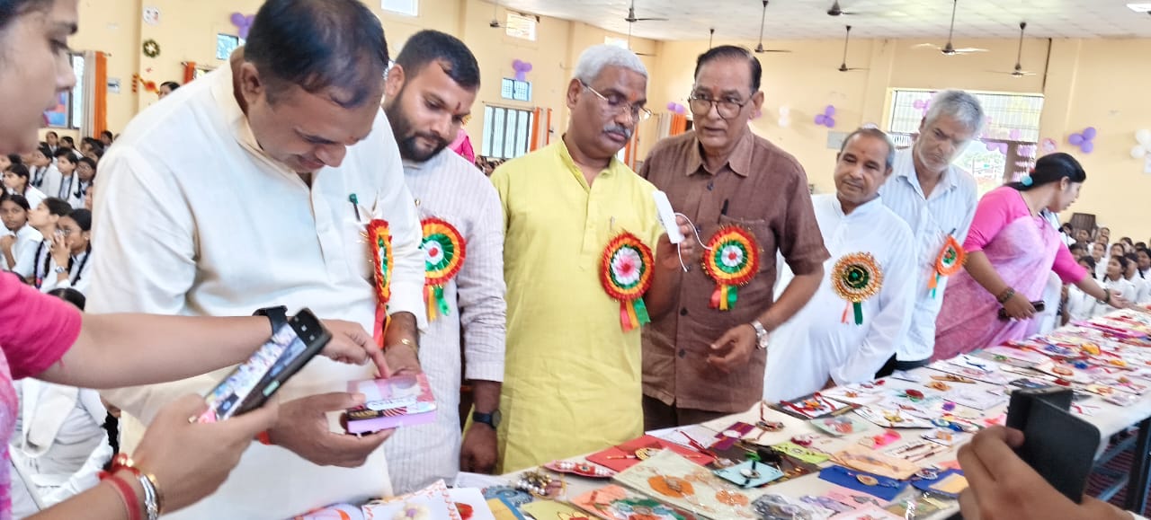 मुख्य अतिथि शेष धर   द्विवेदी