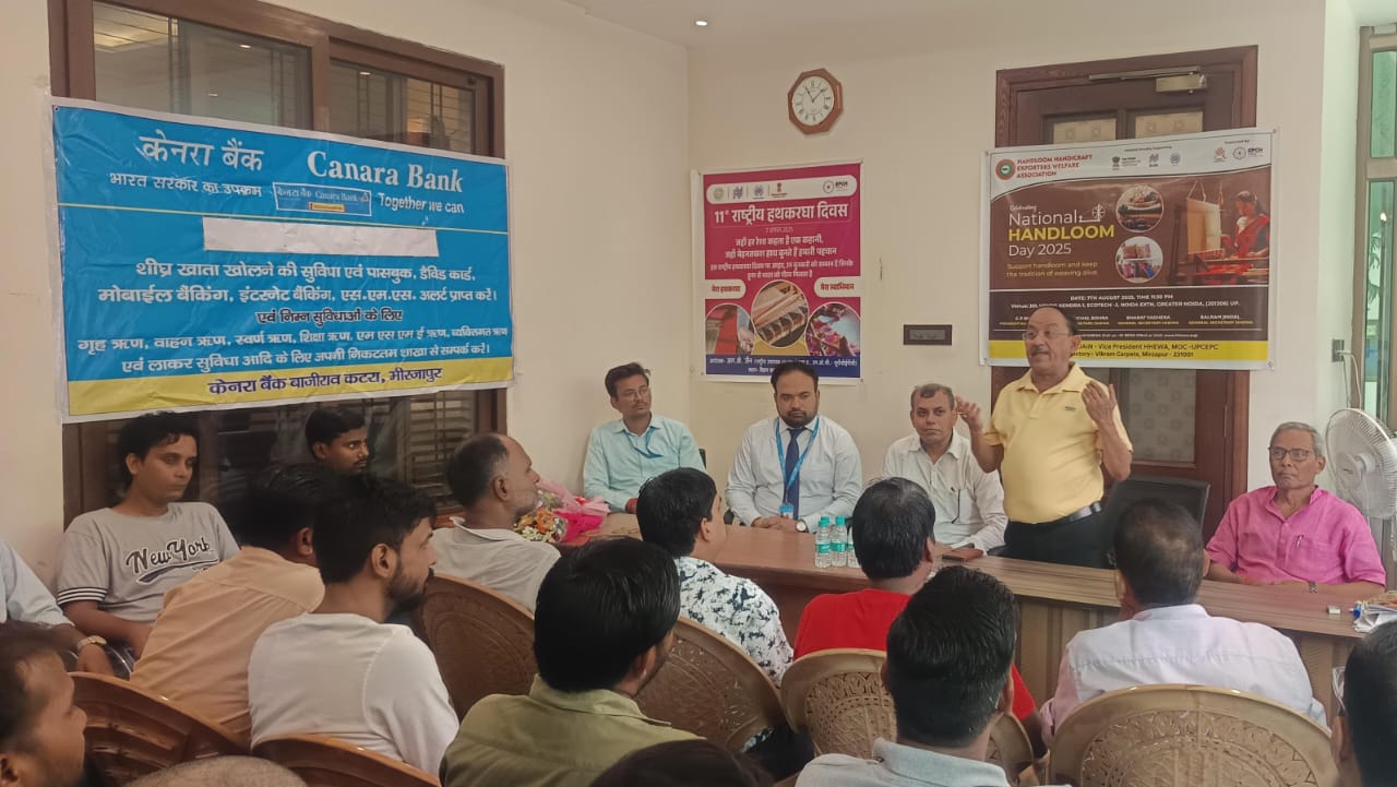 विक्रम कारपेट सभागार में बुनकरों के सम्मान बोलते सीईओ ऋषभ जैन।