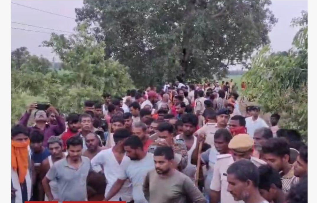 शव मिलने के बाद सड़क जाम करते परिजन