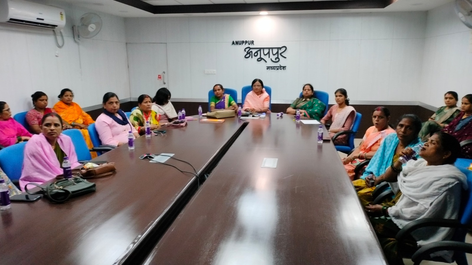 कलेक्ट्रेट स्थित एनआईसी कक्ष देखते एवं सुनते जनप्रतिनिधी कलेक्ट्रेट स्थित एनआईसी कक्ष देखते एवं सुनते जनप्रतिनिधी