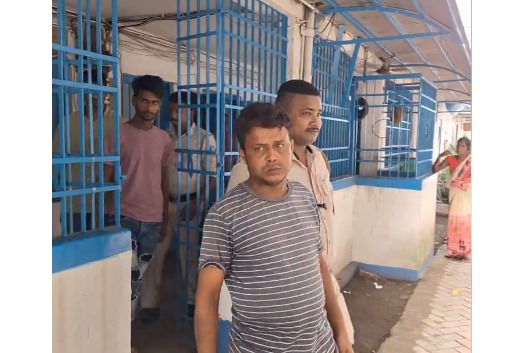 ई-रिक्शा चालक को गिरफ्तार कर ले जाती पुलिस ई-रिक्शा चालक को गिरफ्तार कर ले जाती पुलिस