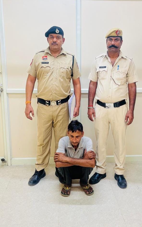 पुलिस हिरासत में अवैध शराब बेचने का आरोपी पुलिस हिरासत में अवैध शराब बेचने का आरोपी