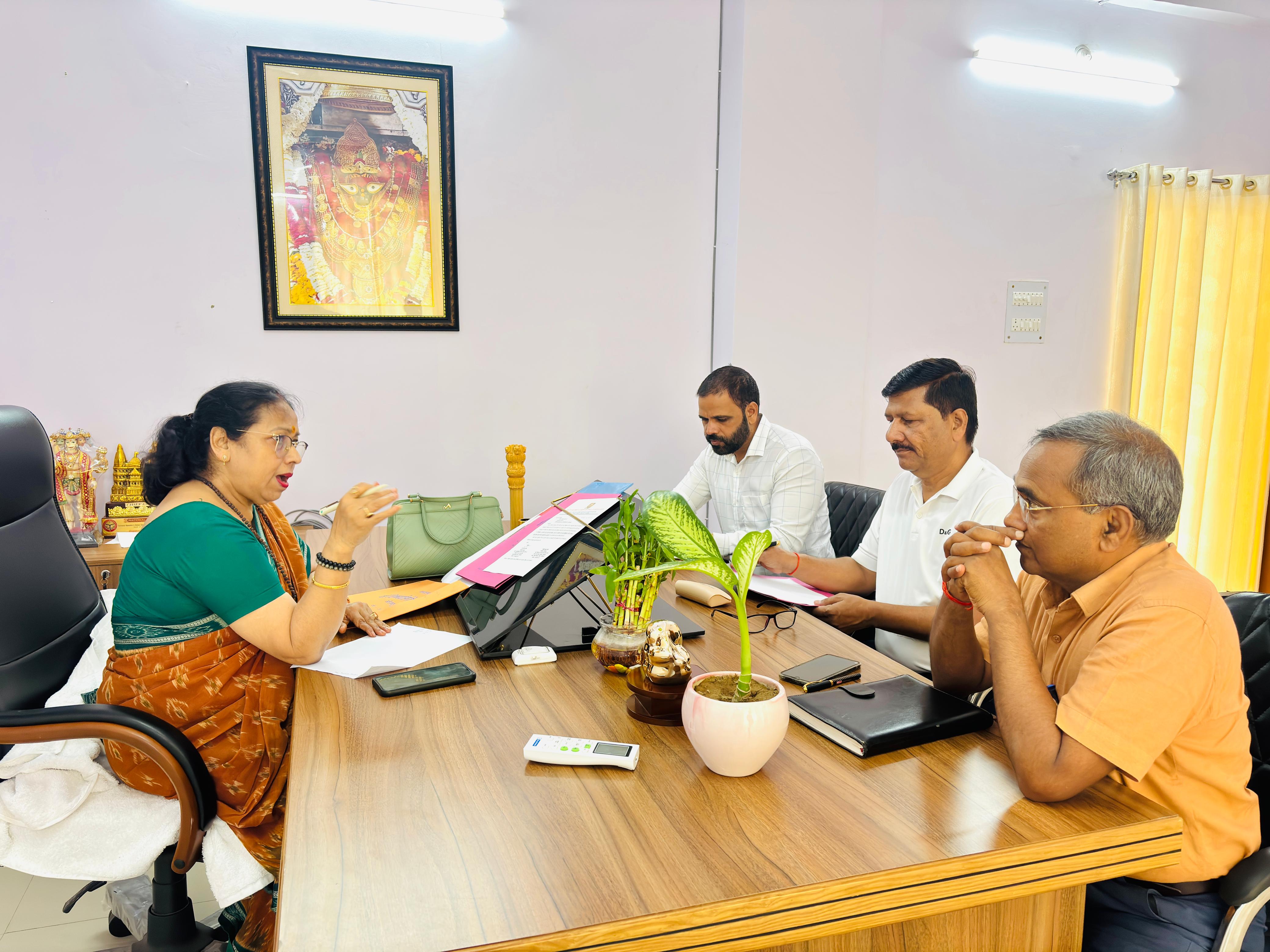 समर्थ पोर्टल के माध्यम से संचालित प्रवेश प्रक्रिया की समीक्षा करती विन्ध्यवासिनी विश्वविद्यालय की कुलपति प्रो. शोभा गौड़ ।