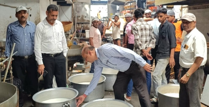 नमूने लेते खाद्य विभाग के अधिकारी