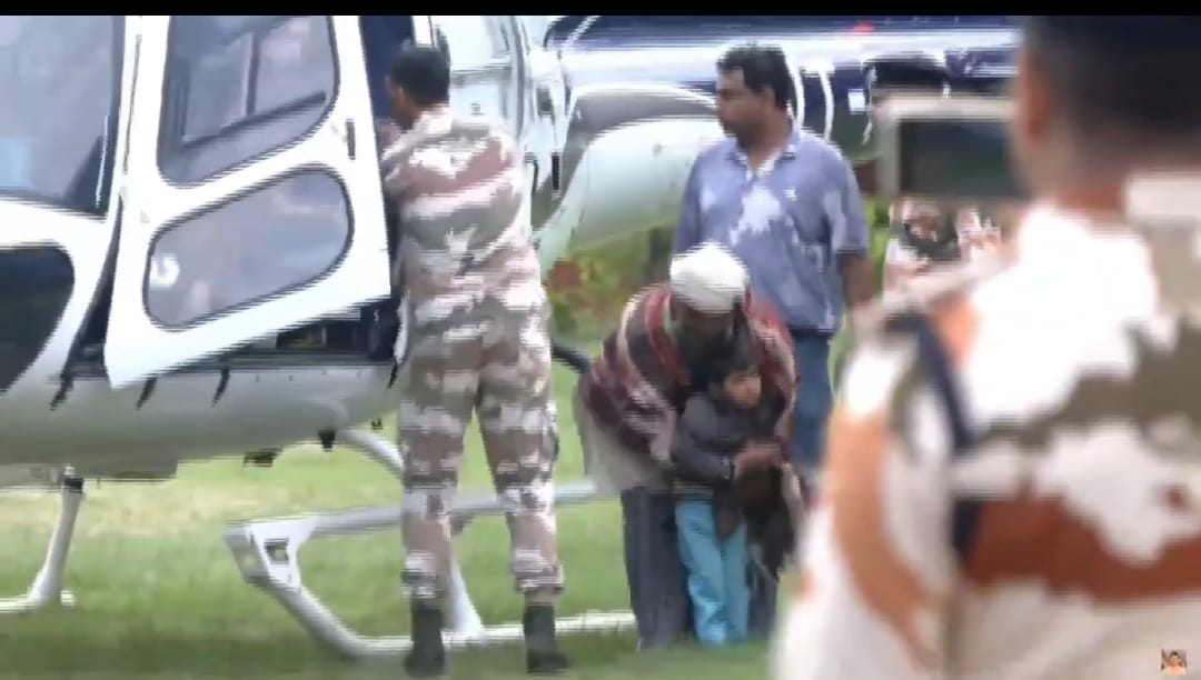 घायल को रेस्क्यू कर हेलीकॉप्टर से भेजते सेना के जवान। घायल को रेस्क्यू कर हेलीकॉप्टर से भेजते सेना के जवान।