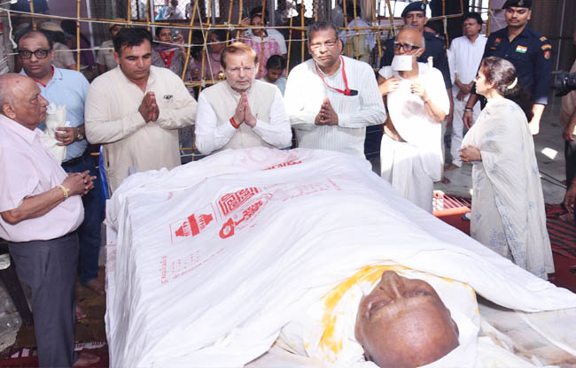सोनीपत: जैन संत गच्छाधिपति सेठ प्रकाश चंद को अंतिम श्रद्धांजलि देते हुए मंत्री डा. अरविंद्र शर्मा सोनीपत: जैन संत गच्छाधिपति सेठ प्रकाश चंद को अंतिम श्रद्धांजलि देते हुए मंत्री डा. अरविंद्र शर्मा