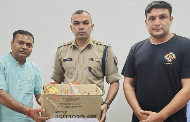 सोनीपत:  भारत विकास परिषद सैनिकों के लिए राखी सौंपते हुए