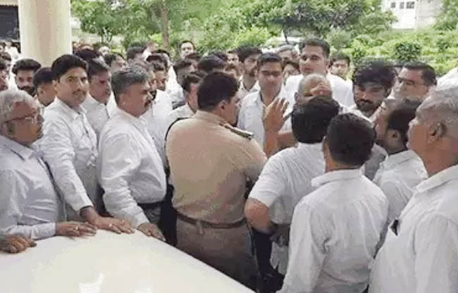 सोनीपत: एसीपी राहुल देव वकीलों से बात करते हुए सोनीपत: एसीपी राहुल देव वकीलों से बात करते हुए