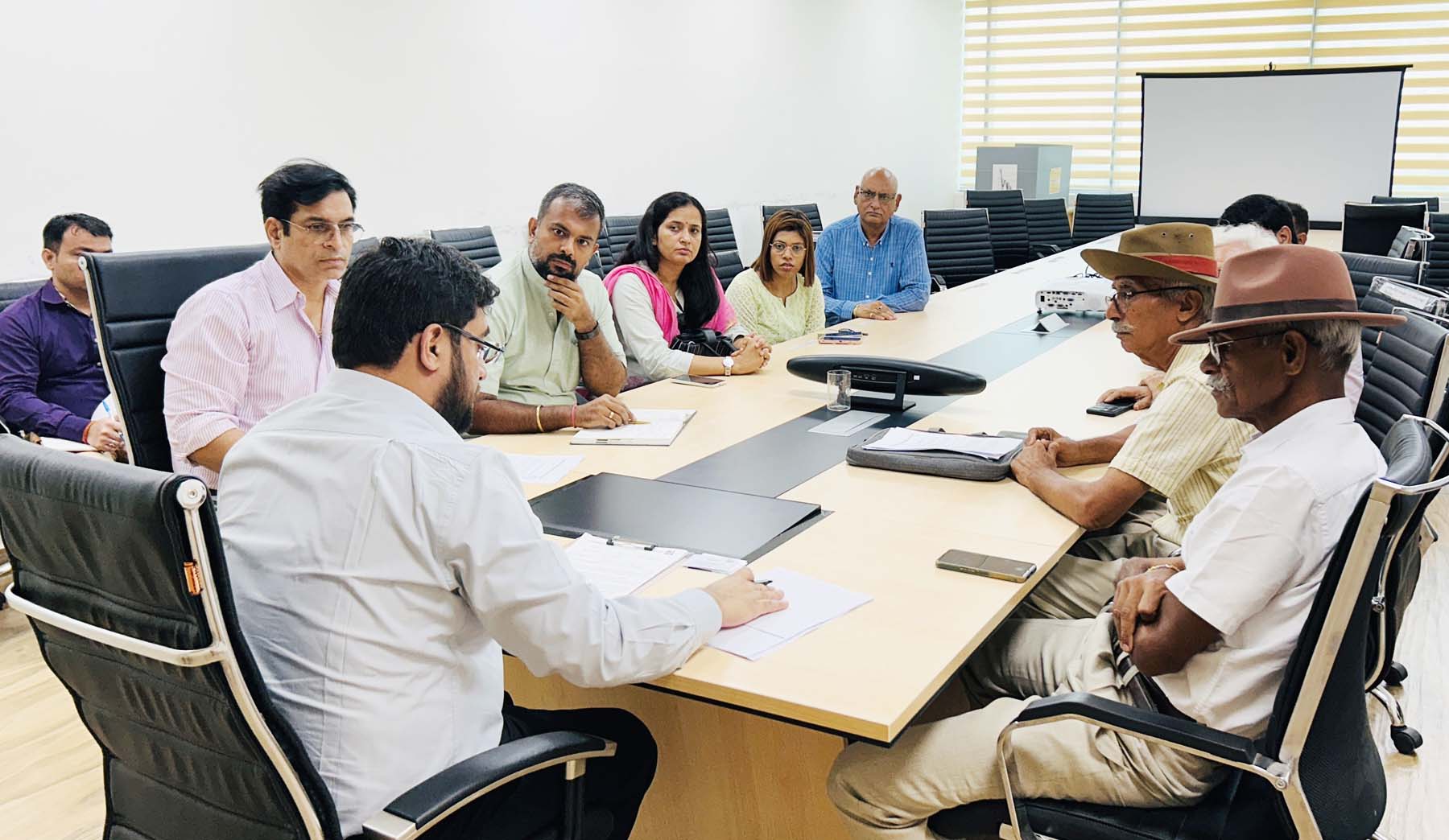 मानेसर नगर निगम में आरडब्ल्यूए प्रतिनिधियों के साथ बैठक करते आयुक्त आयुष सिन्हा।