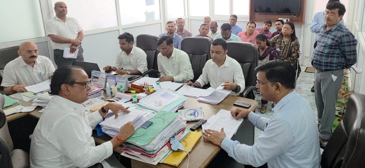 बैठक में मंत्री समेत अन्य
