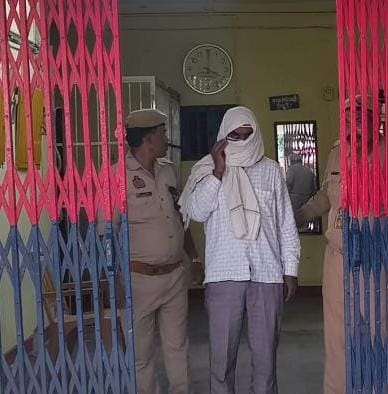 एंटी करप्शन टीम ने कनिष्ठ सहायक चकबंदी को रिश्वत लेते दबोचा एंटी करप्शन टीम ने कनिष्ठ सहायक चकबंदी को रिश्वत लेते दबोचा