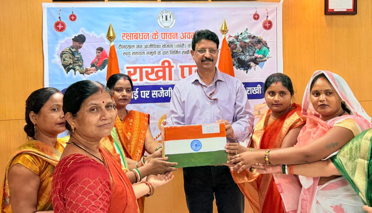 पीएमजी के साथ महिलाए पीएमजी के साथ महिलाए