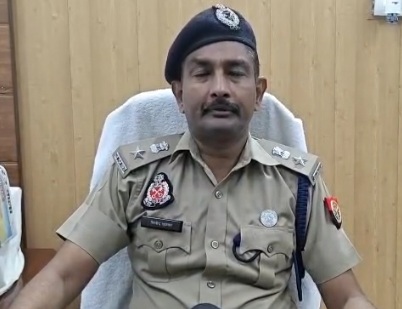 जानकारी देते जेल अधीक्षक
