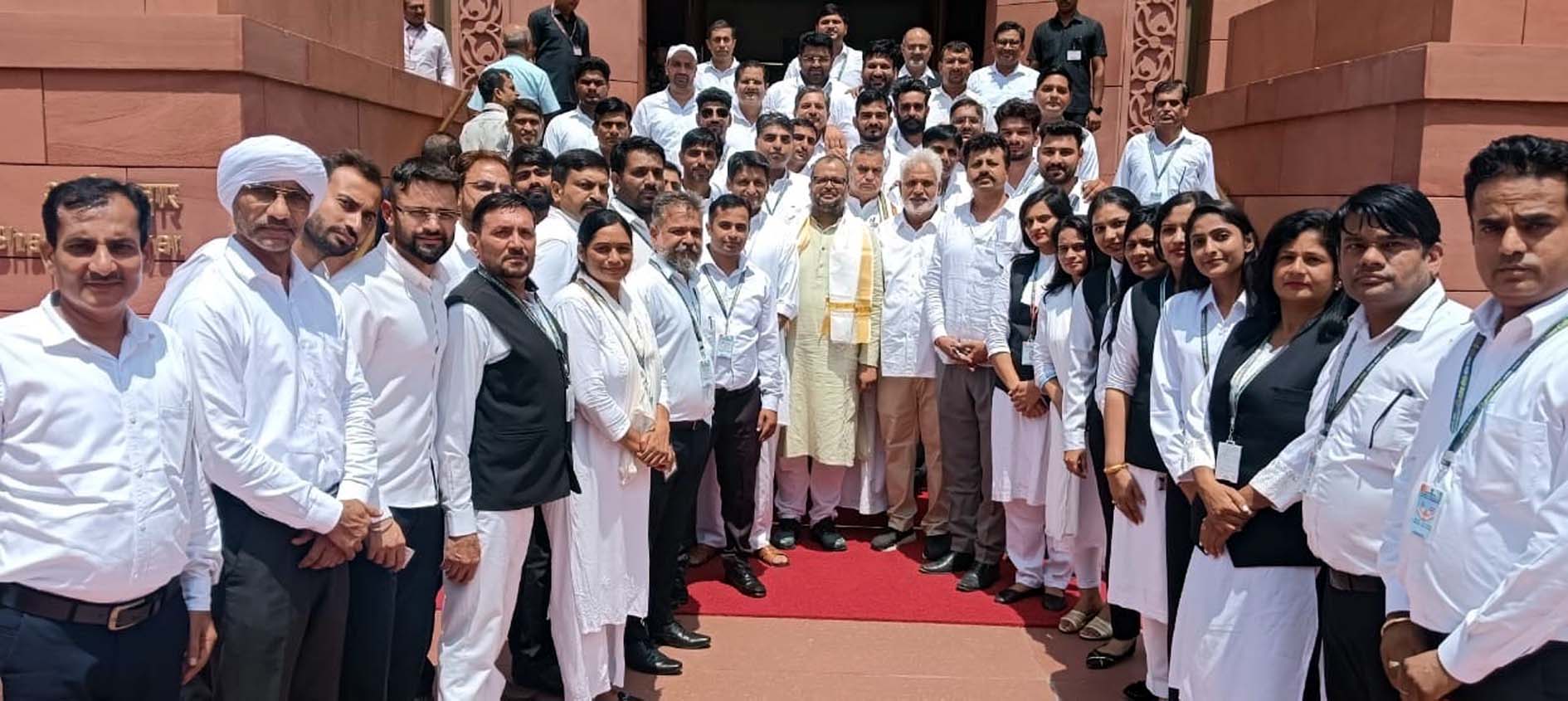 संसद भवन देखने पहुंचे हिसार के वकील। संसद भवन देखने पहुंचे हिसार के वकील।