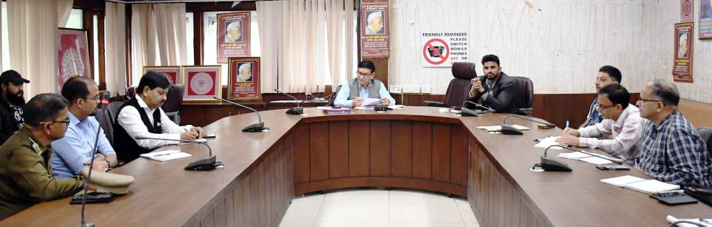 बैठक में उपस्थित अपर जिलाधिकारी शैलेंद्र नेगी एवं अन्य।
