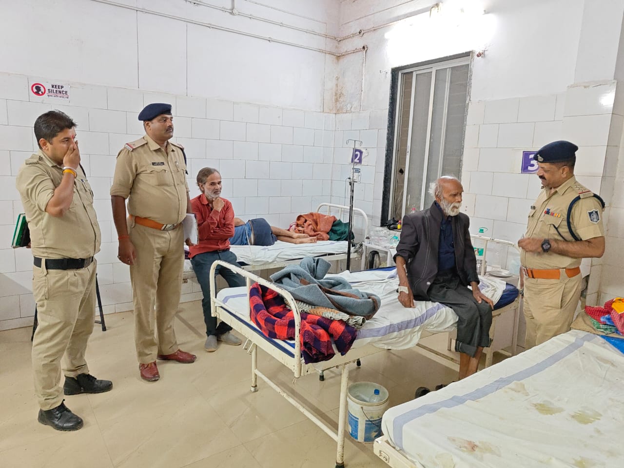 जिला चिकित्सालय में संवाद करती पुलिस जिला चिकित्सालय में संवाद करती पुलिस