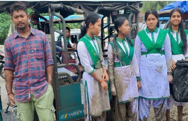गंदे कपड़ों में स्कूल पहुंची छात्राएं गंदे कपड़ों में स्कूल पहुंची छात्राएं