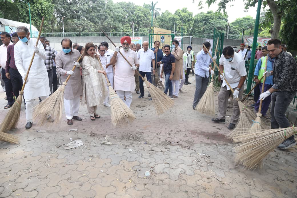 महापौर राजा इकबाल सिंह स्वच्छता अभियान में भाग लेते हुए