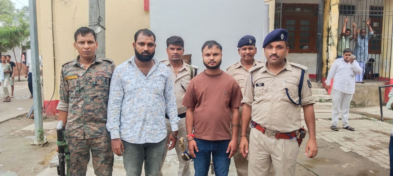 आत्मसमर्पण के बाद पुलिस हिरासत में दो आरोपी