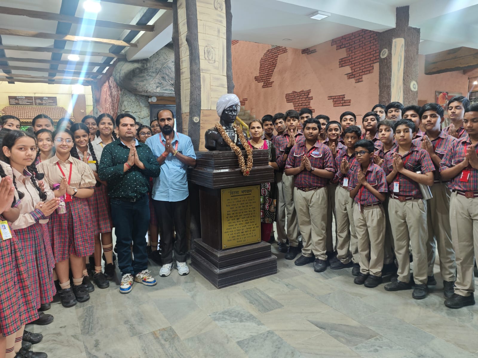 जनजातीय संग्रहालय में बच्चे और शिक्षक
