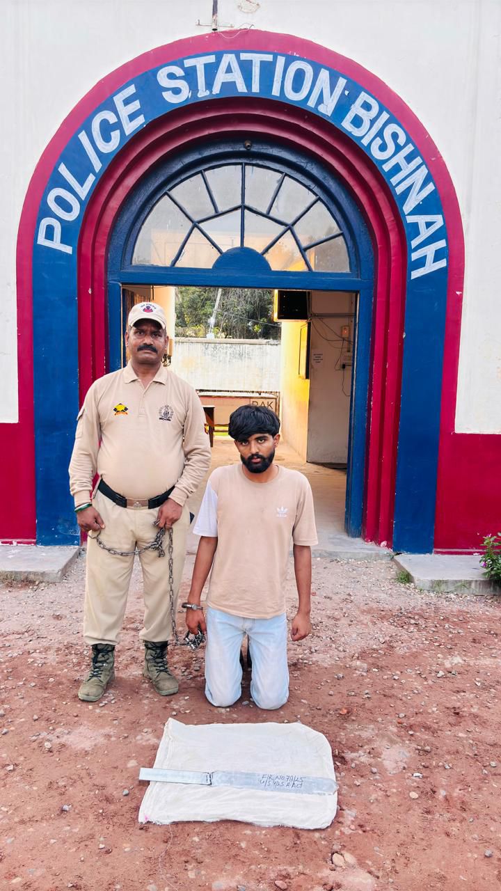 जम्मू पुलिस ने बिश्नाह क्षेत्र में तेज धार वाले हथियार (टोक्का) के साथ एक व्यक्ति को गिरफ्तार