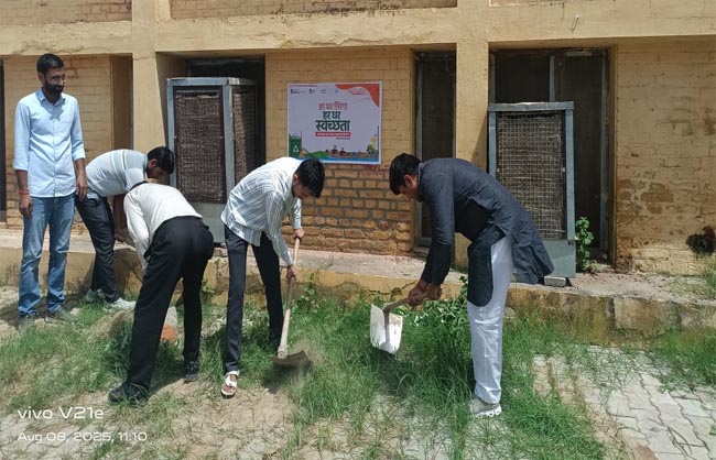 जिला परिषद के कर्मचारियों के साथ मिलकर कार्यालय परिसर की साफ-सफाई करते जिला परिषद के अध्यक्ष डॉ राकेश कुमार। जिला परिषद के कर्मचारियों के साथ मिलकर कार्यालय परिसर की साफ-सफाई करते जिला परिषद के अध्यक्ष डॉ राकेश कुमार।
