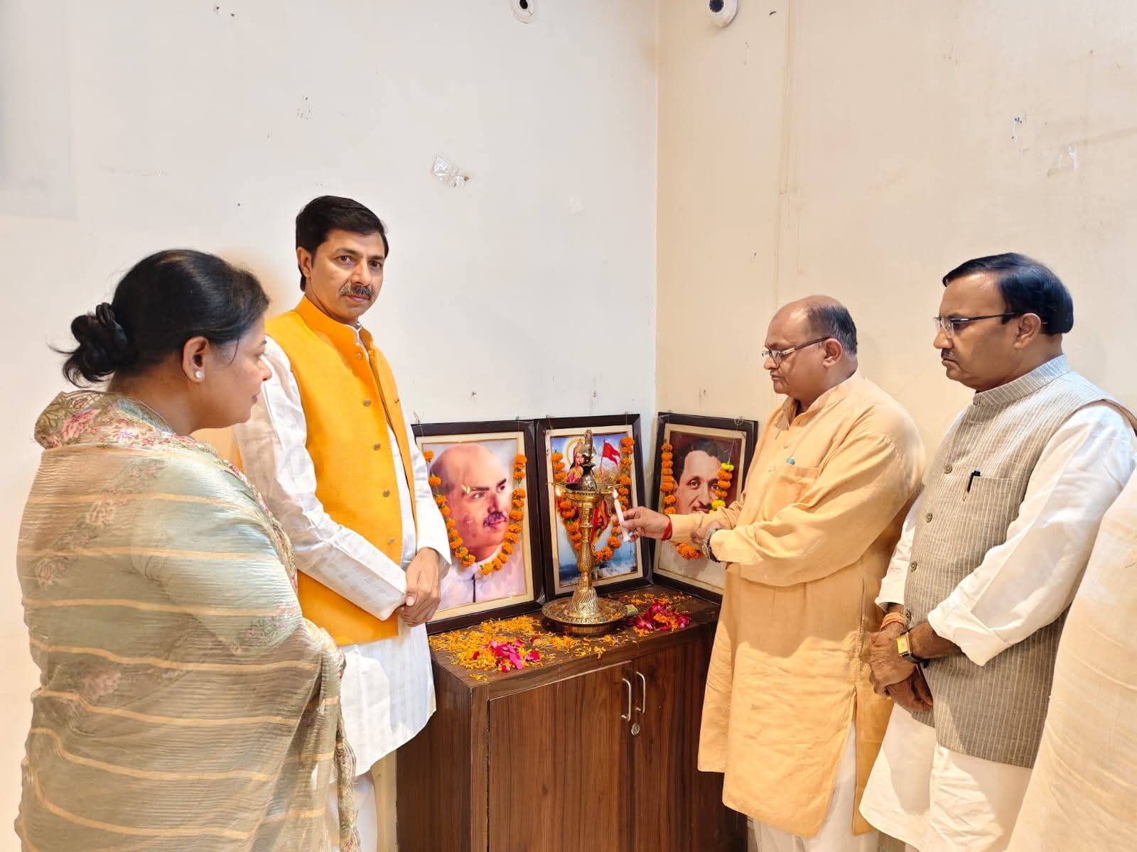 भाजपा जिला कार्यालय पर हर घर तिरंगा अभियान को लेकर बैठक को संबोधित करते जिला प्रभारी राजेश यादव।