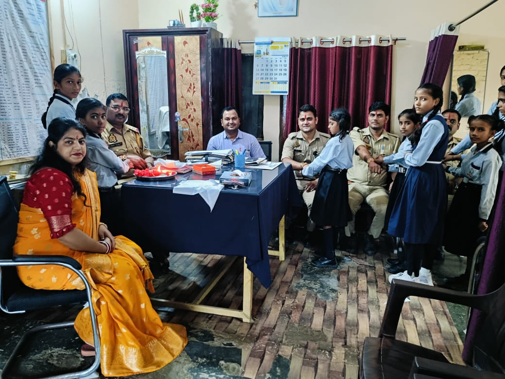 स्कूली बच्चियों से पुलिस वालों ने बंधवाई राखी
