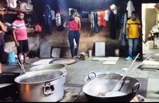 भारी गंदगी में बन रही थी मिठाई पंजीयन निलंबित
