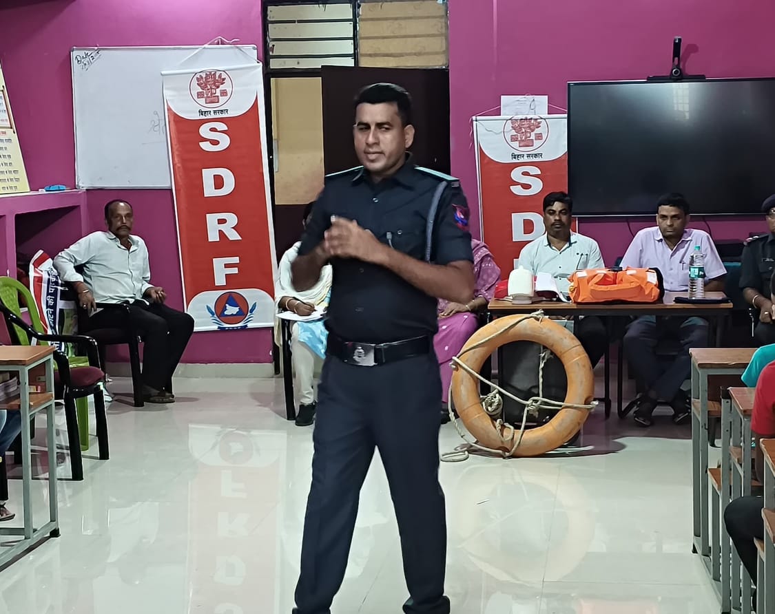 अररिया फोटो:एसडीआरएफ प्रशिक्षण देते