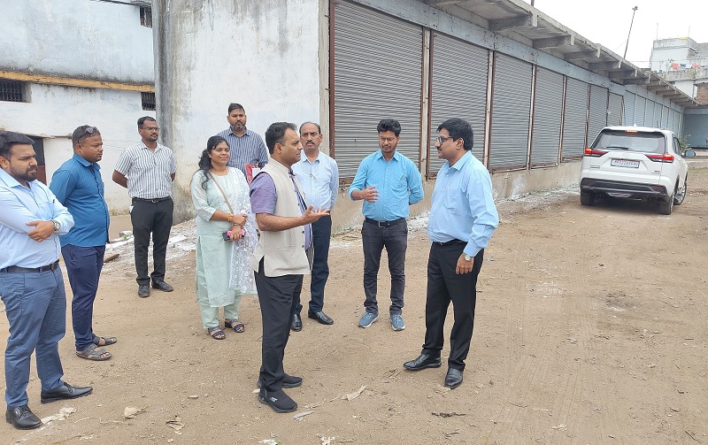 बैतूल में विभागीय योजनाओं को लेकर अधिकारियों से चर्चा करते हुए आयुक्त संकेत भोंडवे